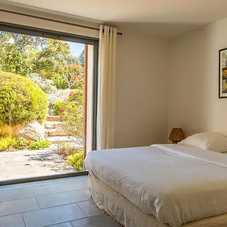 Cala Rossa Di * Lecci